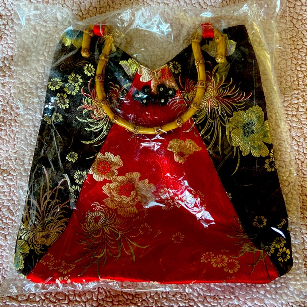 Asian embroidered silk purse w wooden handles, in bag, never opened.